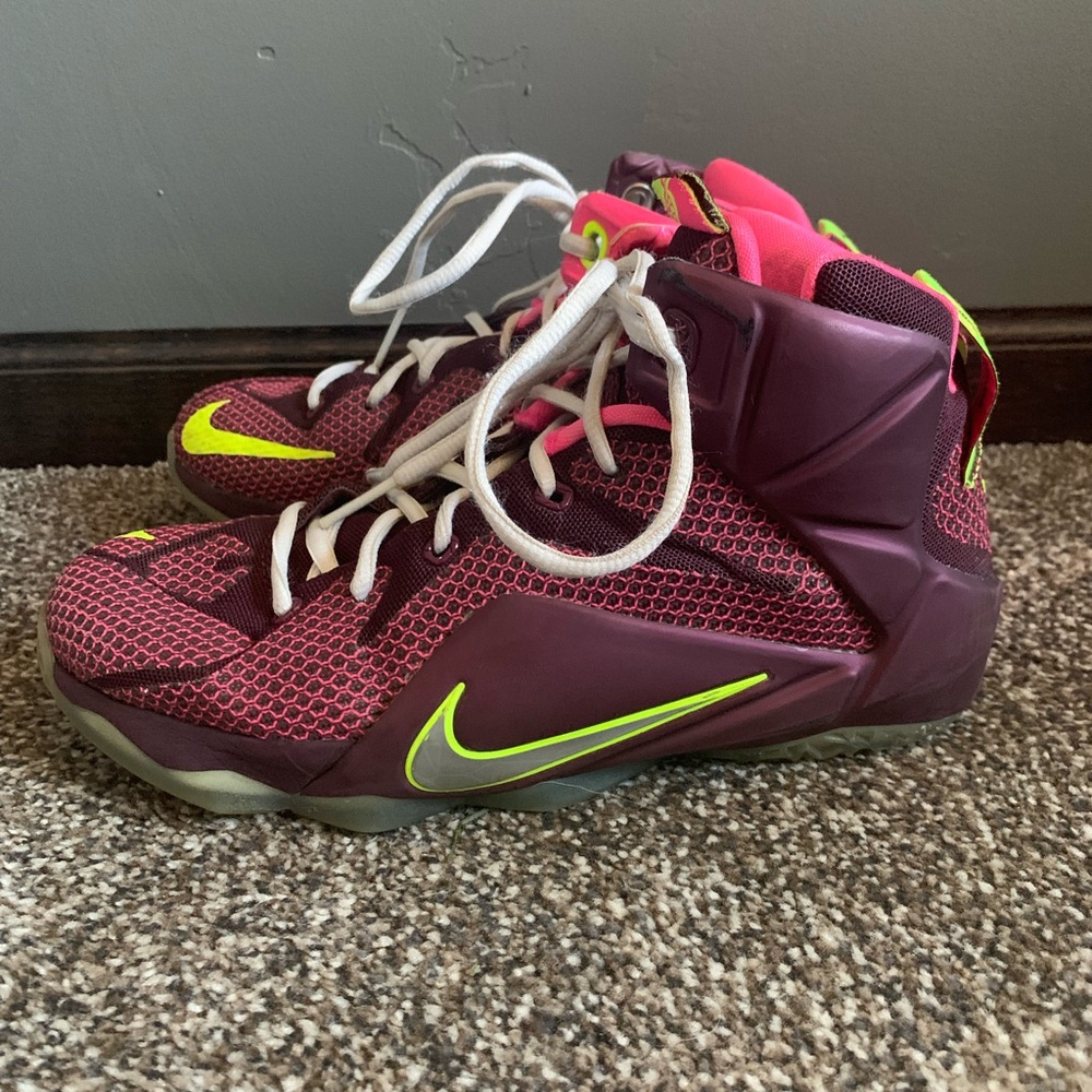 LeBron James youth basketball shoes - size 6